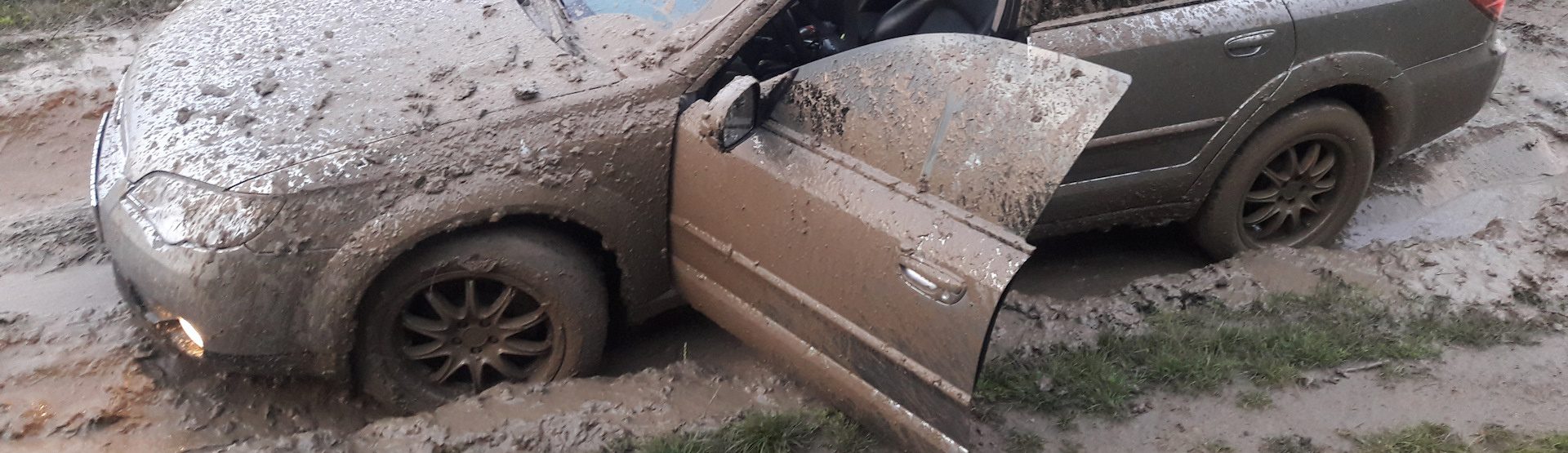 Лебёдка вытаскивает застрявший автомобиль на снежной обочине